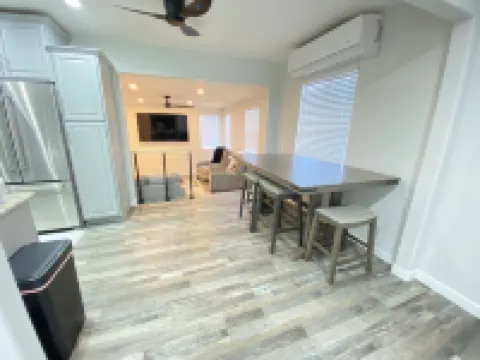 HubCityJewel-KingBed-Fenced Yard-LAX-SoFi-Disneyland Hotels in Compton