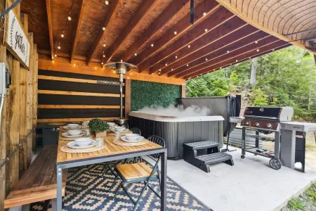 Fall Mountain Retreat! 10 Acres, Dog Friendly, Hot Tub, Sauna, Lake Access