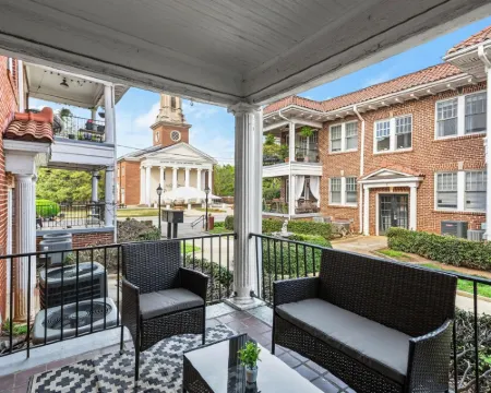 Charming 2-bedroom apartment in dowtown Decatur/ 20 min from downtown ATL Hotels in Decatur