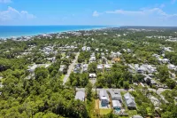 Beautiful 8-bedroom house Sleeps 24 in Santa Rosa Beach. Private Pool & Hot Tub - Wifi