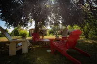 Cottage between Bordeaux and St Emilion with Magnificent Park, surrounded by Vines