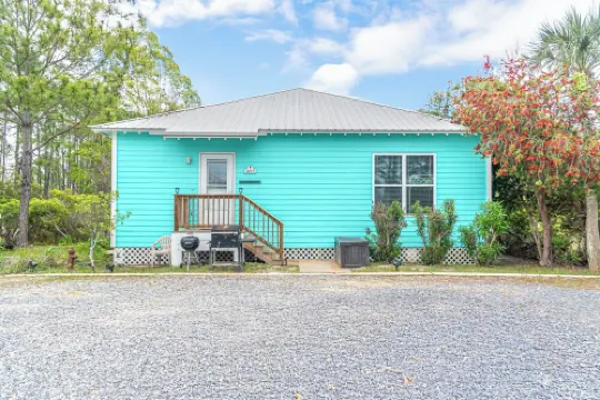 Sandy Feet Retreat Beach cottage with pools and beach access