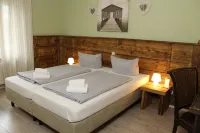 Haus am Bach - gemütliche Pension Hotels in Kranzberg