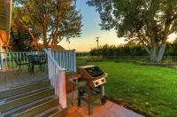 Cottage in The Rocks/Remodeled Bungalow nestled in the Vineyards & Orchards