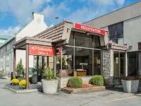 إيكونو لودج باي ذا فولز Hotels near برج سكايلون
