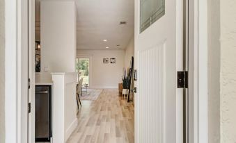 Charming Florida Beach Home w King Bed Patio