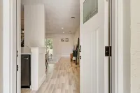 Charming Florida Beach Home w King Bed Patio Hotels in Osprey