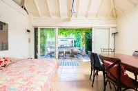 해변과 모든 것에 가까운 아름다운 2층 매너