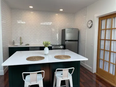 Cottage Street Downtown New Apartment Отели рядом с достопримечательностью «Библиотека Джесап Мемориал»