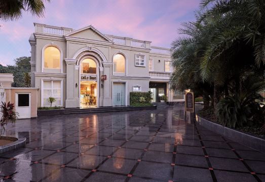 로열 킹덤 사로바 포르티코 외부