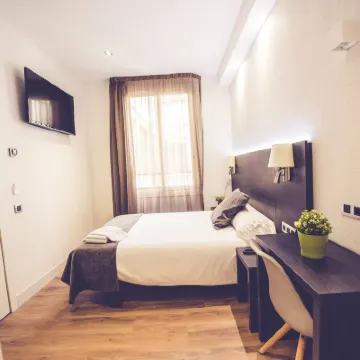 Hostal Marlasca Hotels near Huertas
