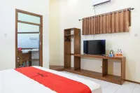 RedDoorz near Baluran National Park Hotel di Wongsorejo