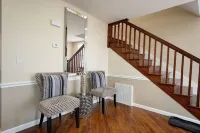 Modern & Cozy 4 Bedroom, 6 TV's, Ms. Pacman, Walk to Starbucks!