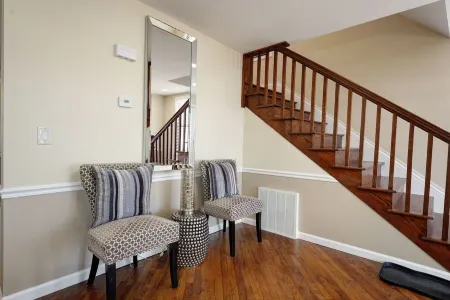 Modern & Cozy 4 Bedroom, 6 TV's, Ms. Pacman, Walk to Starbucks!