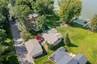 Lakeside Retreat- 7beds/4bd/2ba! Family and pet friendly!