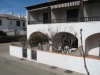 Studio apartment in attractive residence on garden level, Loggia, Terrace with trees. Hoteles en Saintes-Maries-de-la-Mer