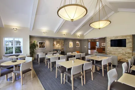 Homewood Suites by Hilton Newark-Fremont Отели рядом с достопримечательностью «Fear Overload Scream Park»