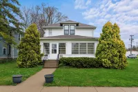 Chic 3 bedroom Get-a-way in downtown Lake Geneva