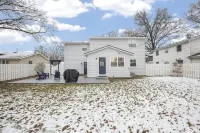 Peach Tree Place - Updated Home in South Bend Stadium附近的飯店