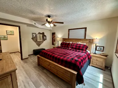 Breathtaking Views and Cozy Fireplace - Spacious Mountain Gem Hotels near Red River Ski & Summer Area