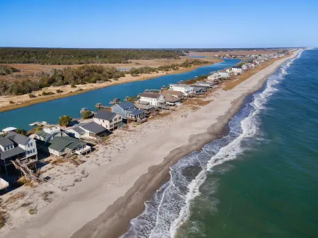 Rooftop Deck and Scenic Creek Access - Charming Oceanfront Haven Отели в г. Джорджтаун Каунти