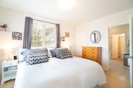 Cozy Cottage with Partial Ocean View and Fire Pit - Charming Getaway Отели в г. Линкольн Бич