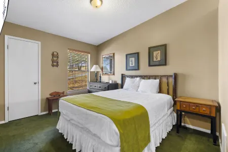 Charming Lake Access with Boat Slip - Cozy Nostalgic Retreat