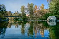 Bright condo with WiFi, balcony, pools & hot tubs - walk downtown