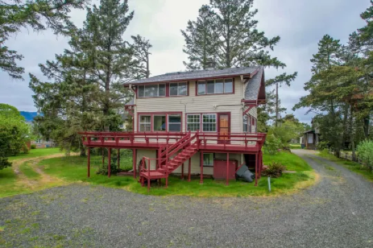 Secluded Deck and Stunning River Views - Exquisite Woodland Retreat