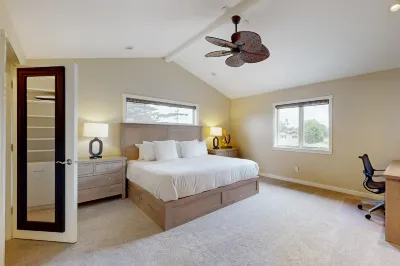 Pleasure Point Retreat | Hot Tub, Balcony Views & Game Room | Walk to Beach 브롬머 스트리트 카운티 공원 주변 호텔