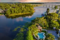 Lakefront Pool, Gazebo and Cozy Fire Pit - Stunning Lakeside Haven Hotels in Pinellas County