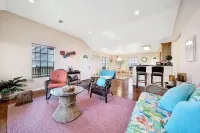 Adorable home with lots of space - close to the Gulf & ferry Hotels in Bolivar Peninsula