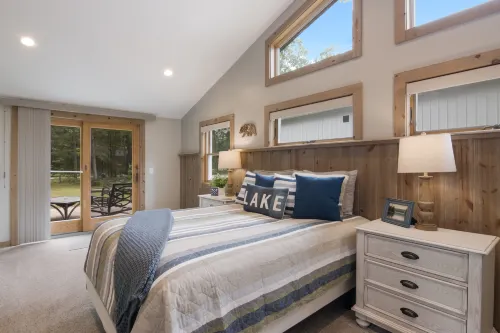 Private Decks and Large Backyard Oasis - Gorgeous Charming Cabin Hotels in Elk Rapids