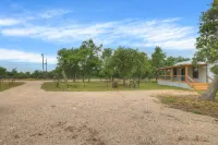 Cates Cottage in the Hill Country 8 Mins to Fred! - 4-Star