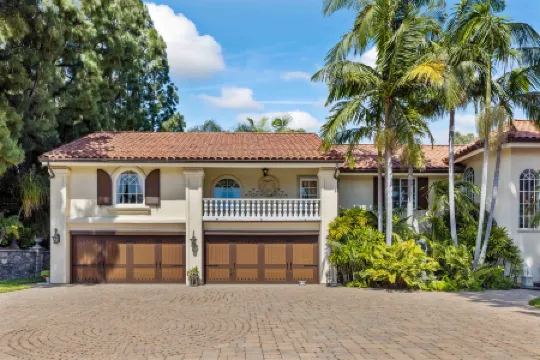 Charming Ranch Style with Pool and Barn - Unique Serene Retreat