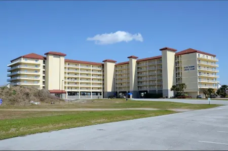 Swimming Pool and Scenic Marina Access - Spectacular Coastal Haven