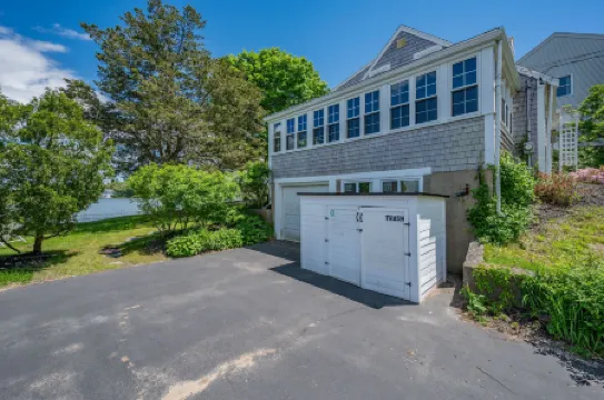 Charming Waterfront Retreat with Beach Access - Cozy Vacation Bliss