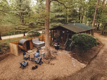 Luxury Cozy cabin with hot tub/ sauna/ Wifi/ close to rock house in Laurelville