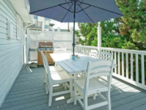 Cozy and Roomy Beachside Bungalow in Sea Isle 海島城酒店