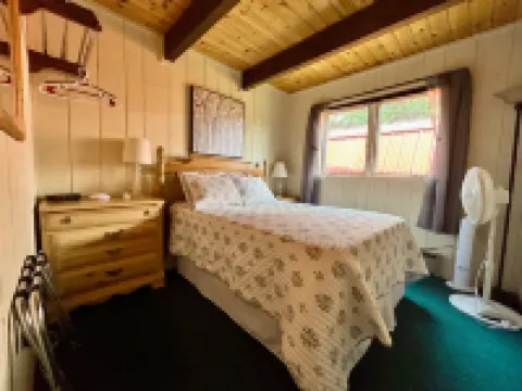 Breathtaking Mountain Views and Cozy Fireplace - Charming Retreat