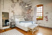 Modern Kitchen and Smart TV Experience - Stylish Tranquil Loft Hotels in Knox County