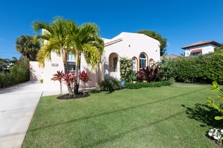The Pink Orchid Beach House + Stunning Pool!