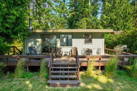 Stunning Views and Cozy Haven - Serene Waterfront Retreat Отели рядом с достопримечательностью «Парк округа Дабл Блафф»