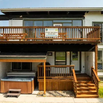 Spacious 8 Bdrm Blue Mountain Cottage, Perfect for Large Groups, Private Beach, BBQ, Hot Tub, Sauna