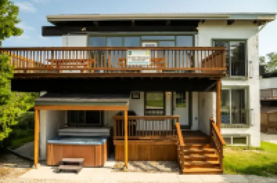 Spacious 8 Bdrm Blue Mountain Cottage, Perfect for Large Groups, Private Beach, BBQ, Hot Tub, Sauna
