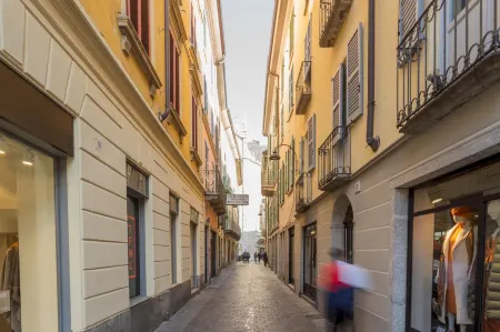 Modern & Stylish Apartment in Como City by Rent All Como Отели рядом со станцией Como Nord Lago