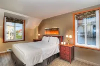 Place Saint Bernard Mont Tremblant Hotels near Roots