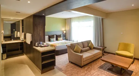 Tamarind Tree Hotel Отели рядом с достопримечательностью «Джирафф Сентр»