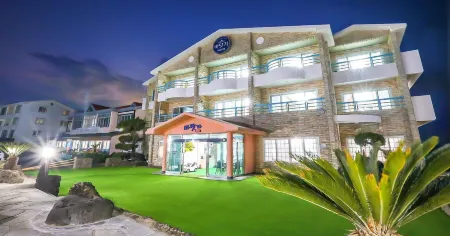 Jeju Kidsgajok Badatgahauseu Отели рядом с достопримечательностью «Yongmeori Coast»