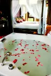 Khaolak Palm Beach Resort - Bathtub